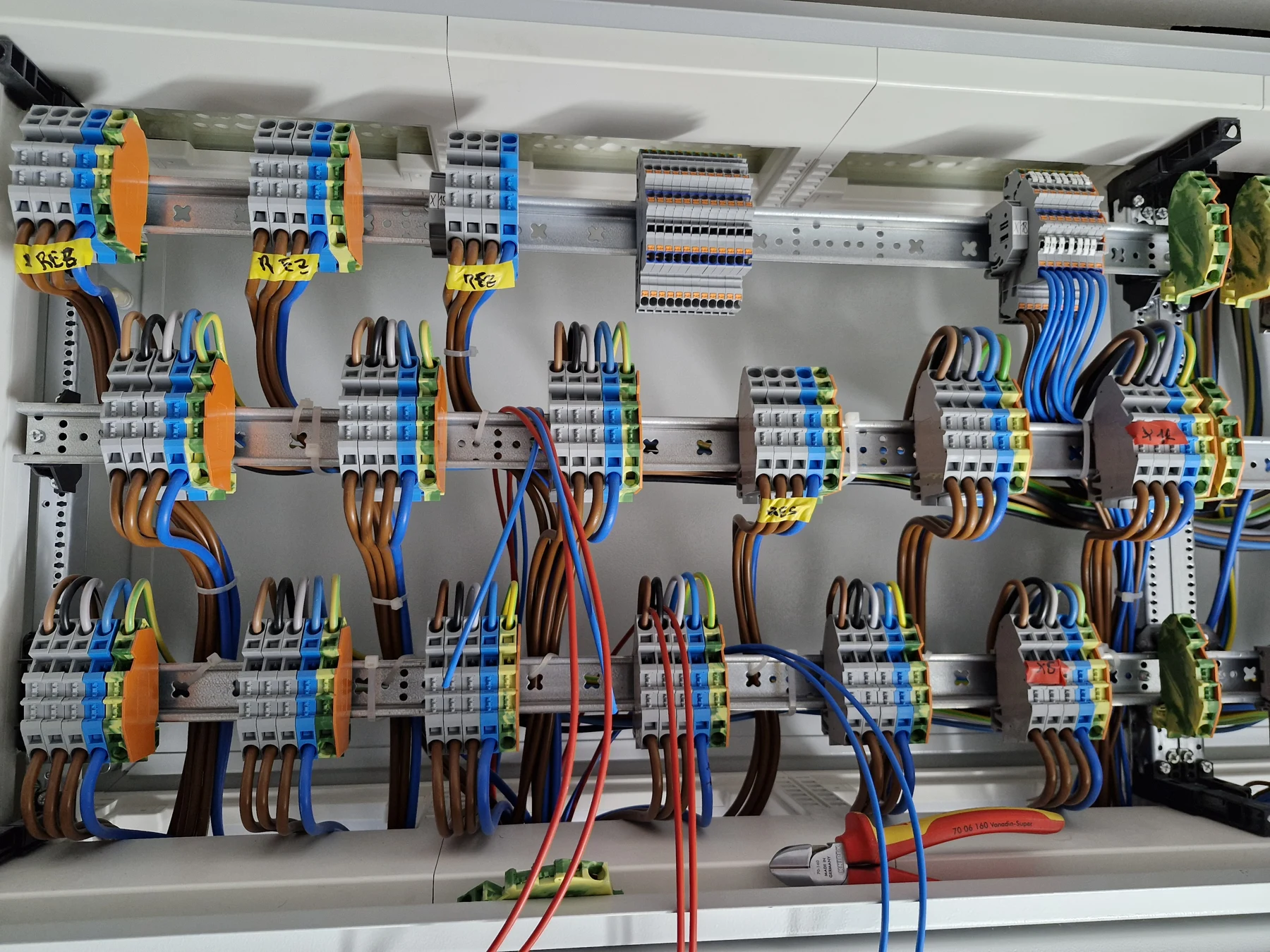 Detail eines verdrahteten Schaltschranks aus dem Projekt in Neu-Isenburg