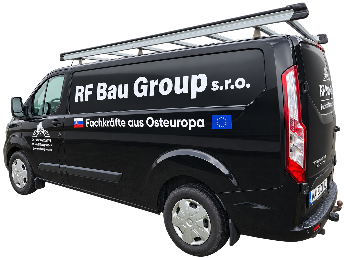 Firmenfahrzeug von RF Bau Group mit Logo und dem Slogan Fachkräfte aus Osteuropa